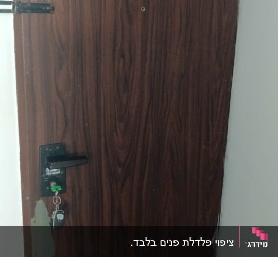 דלת עם ציפוי מתקלף בחלק התחתון